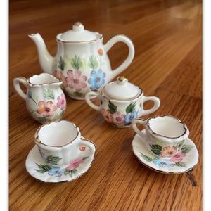 Tiny child’s  Tea Party. Great Size. Durable  (Y6